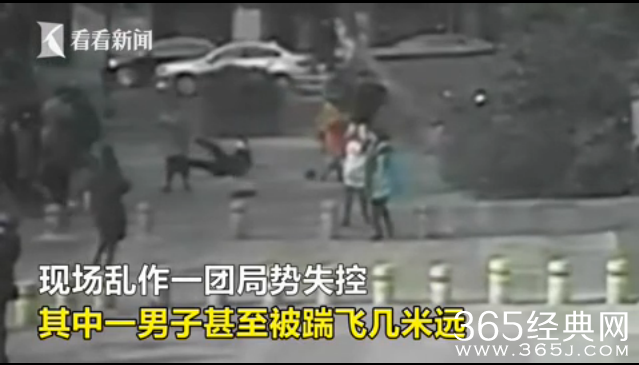 两伙人街头火拼 一男子竟向民警借枪