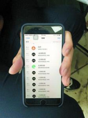 小伙微信抢红包两月输17万后轻生 获救后又借贷赌