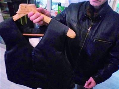 因前妻赌博男子在离婚后背债240万 每天穿防弹衣