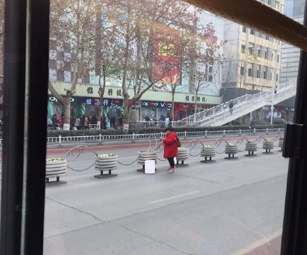 彪悍的女子过马路不怕栏杆 嫌隔离栏挡路女子竟徒手将其掰掉