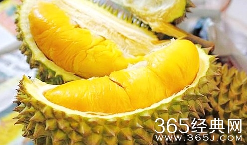 美女带榴莲简阳赶火车被拒 徒手扒开狂吃后流鼻血进站