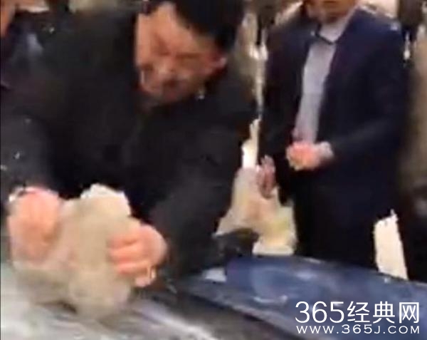 湖南岳阳一男子驾车刮擦村民遭多人砸车 5人被立案