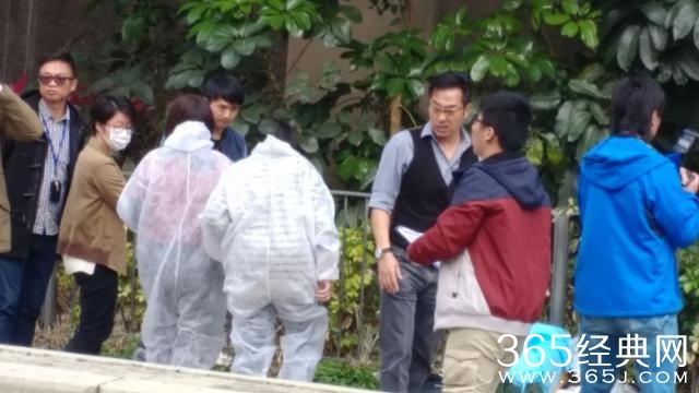 鉴证科人员穿着保护袍协助搜证