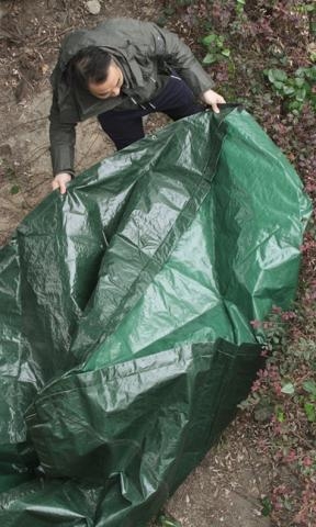 警员用帐篷遮盖骸骨