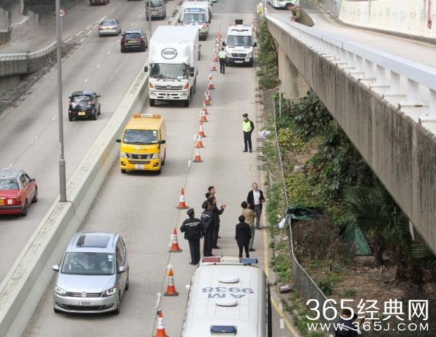 警员封闭一条慢线进行调查