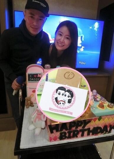 林心如一家三口照片 女儿大眼睛太萌