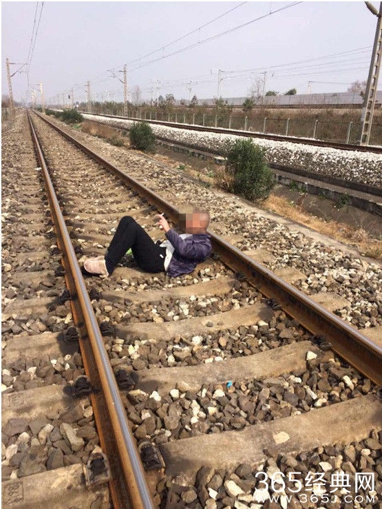 男子醉酒后铁路上晒太阳 险遭火车碾压