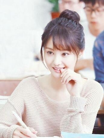 郑爽抽烟吗 郑爽被曝街头散步烟不离手