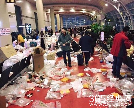 中国游客在韩国机场乱扔垃圾图片曝光