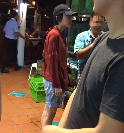 窦靖童和周冬雨认识吗 两个人结伴出游什么关系