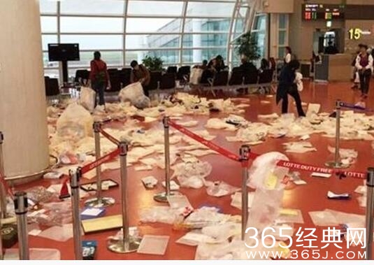 中国游客在韩国机场乱扔垃圾图片曝光