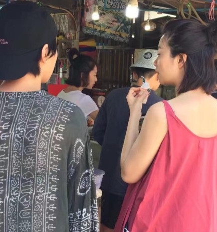 窦靖童和周冬雨认识吗 两个人结伴出游什么关系