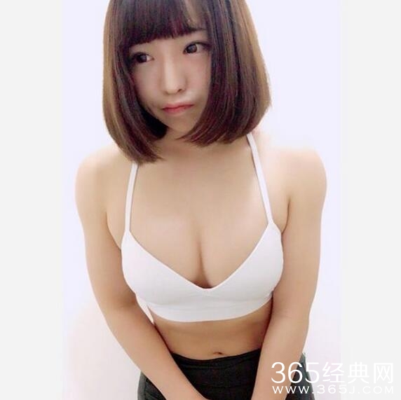 日本健身萌妹性感自拍 爆乳翘臀走红