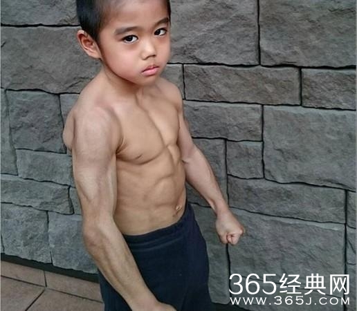 男童6岁练出全身肌肉 网友疯传：李小龙投胎