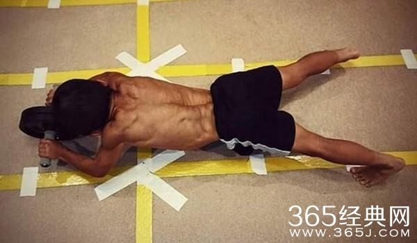 男童6岁练出全身肌肉 网友疯传：李小龙投胎