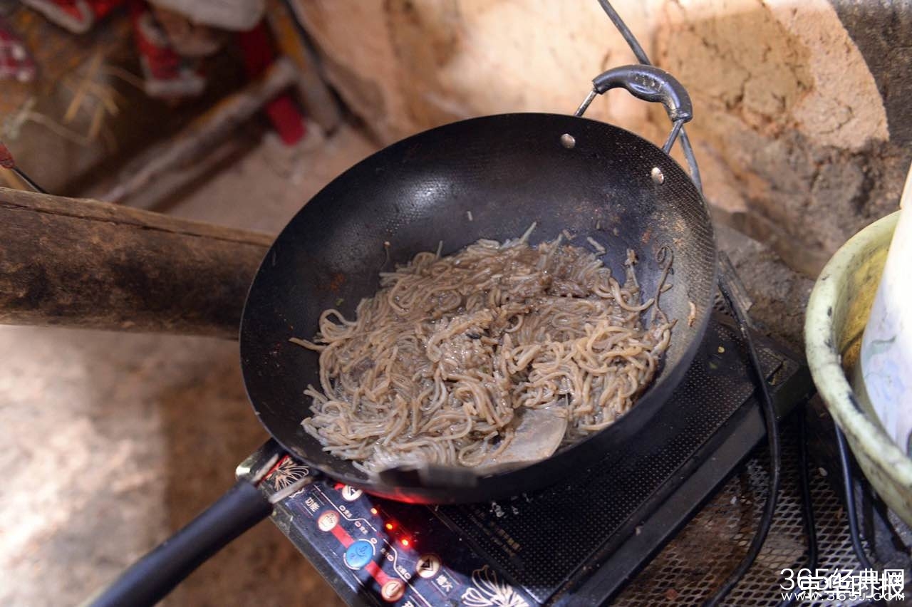 4月大男婴与狗同睡地铺 被咬掉两根手指