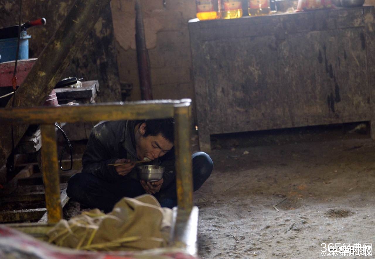 4月大男婴与狗同睡地铺 被咬掉两根手指