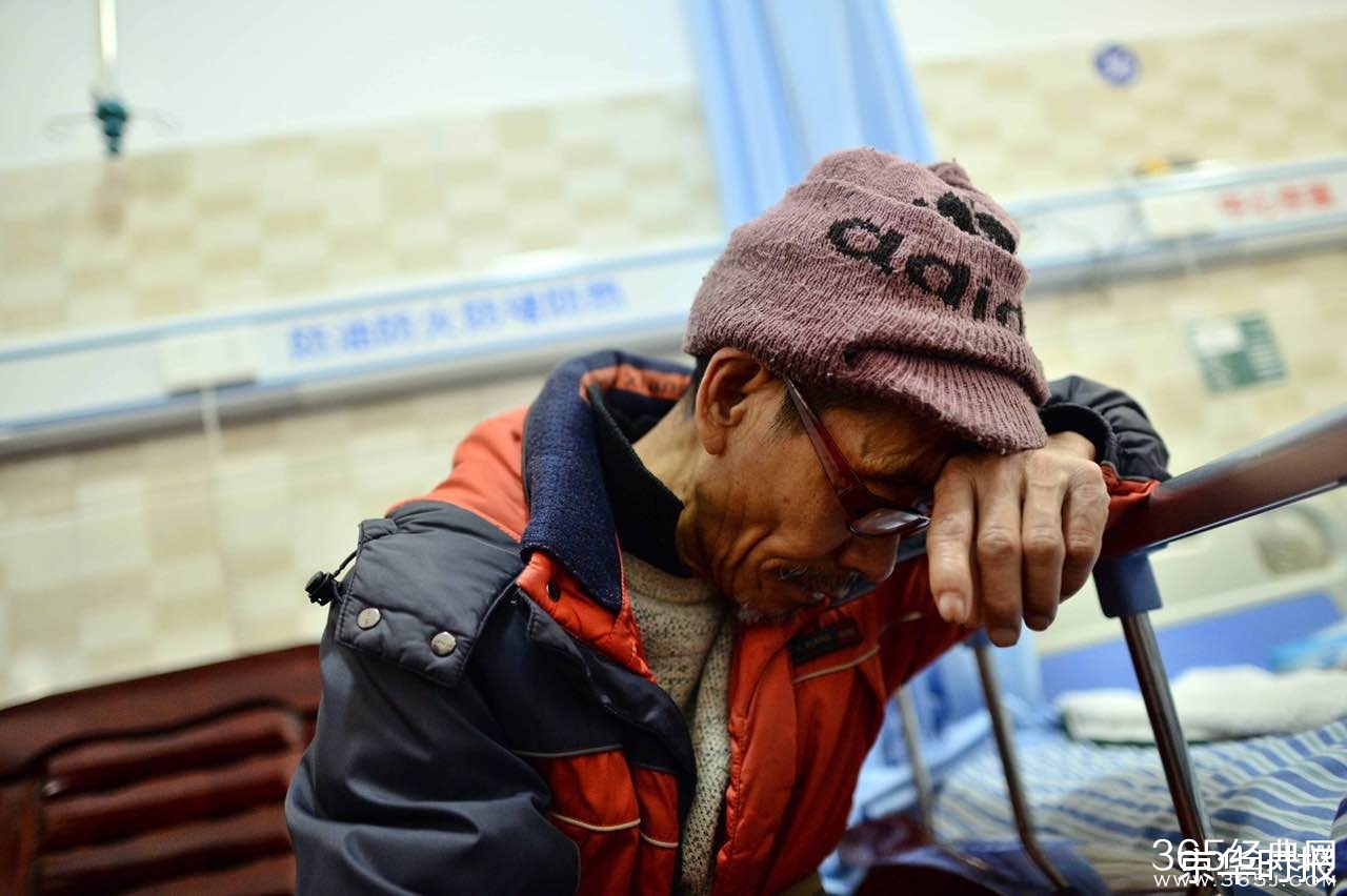 4月大男婴与狗同睡地铺 被咬掉两根手指