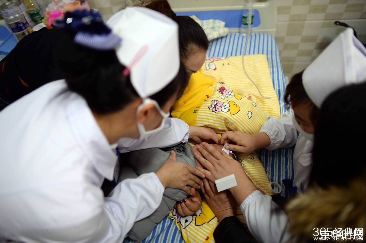 4月大男婴与狗同睡地铺 被咬掉两根手指