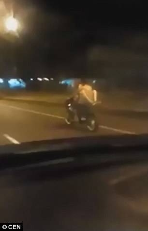 巴拉圭情侣边骑摩托车边不可描述现场照片