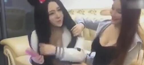 女主播逼迫闺蜜脱衣直播视频图片在线观看