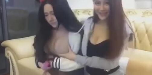 女主播逼迫闺蜜脱衣直播视频图片在线观看