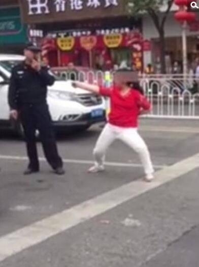 女子当街失控热舞掀衣服露隐私部位视频图片