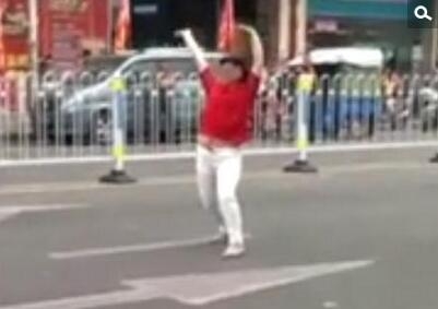女子当街失控热舞掀衣服露隐私部位视频图片