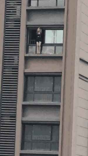 女子直播跳楼 折腾消防民警一小时