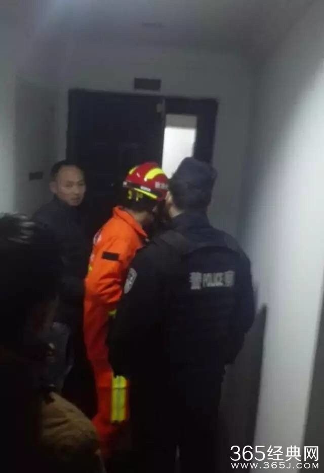 女子直播跳楼 折腾消防民警一小时
