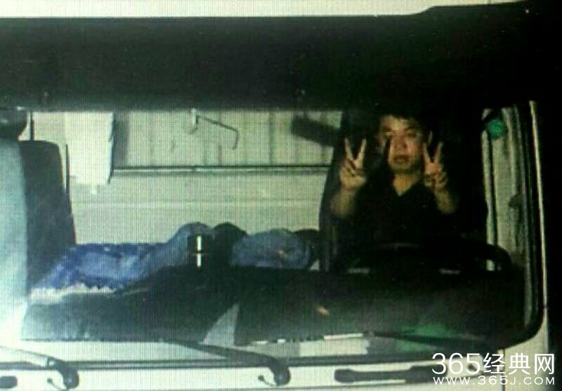 高速上开车对着镜头剪刀手 司机你咋不上天呢