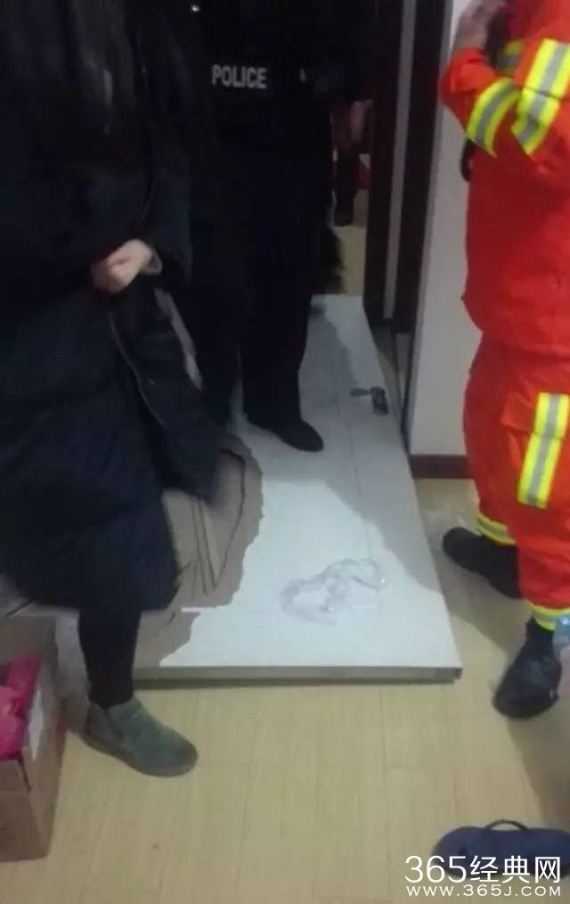 女子直播跳楼 折腾消防民警一小时