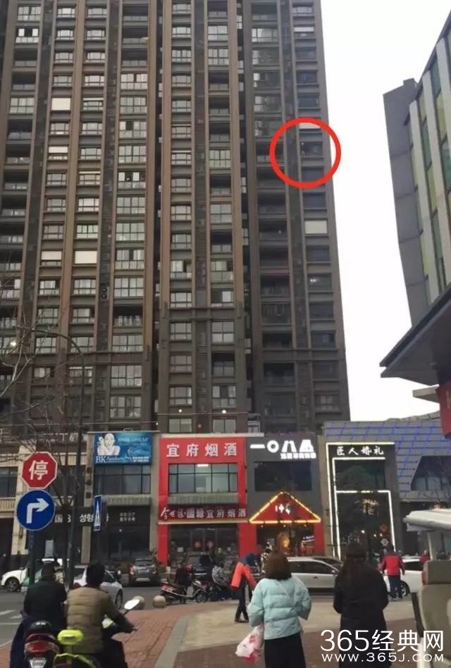 女子直播跳楼 折腾消防民警一小时