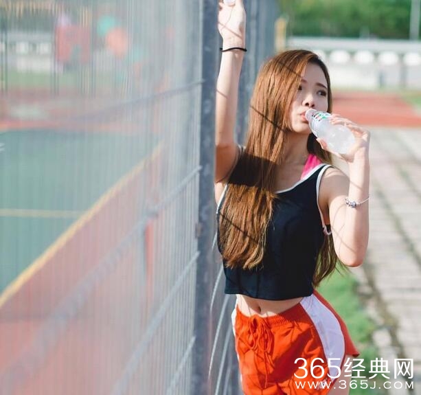 Amber Na蓝星蕾三围资料照片 超S身材美腿逆天