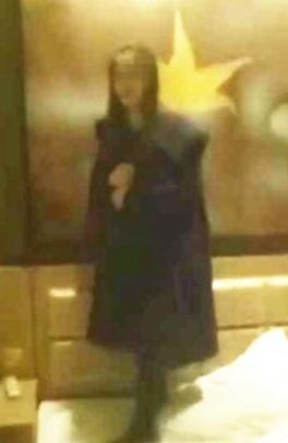 幼儿园女教师偷情被公公抓现行视频