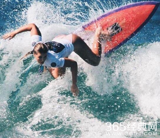 Ellie和Holly个人资料照片 澳洲冲浪姐妹花有颜有翘臀走红