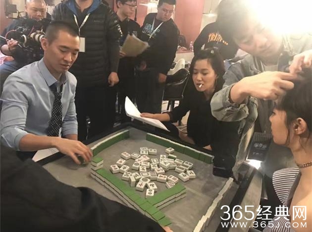 徐静蕾与黄立行打麻将