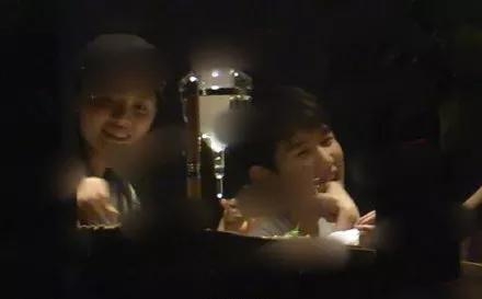 王源抽烟的餐厅人均3000元 杨超越一直在吃