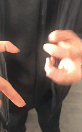 吴京鹰爪式比心是什么梗 网友：这是真钢铁直男！