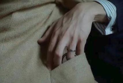 张若昀手势引热议 网友纷纷模仿表示做不到