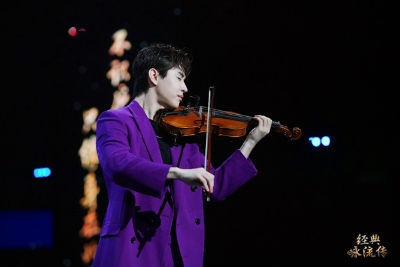 《经典咏流传》谭维维郑棋元致敬东西方文学巨匠