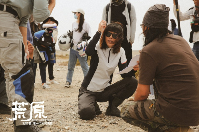 任素汐主演《荒原》曝制作特辑 揭秘“追光”幕后