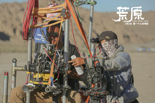 任素汐主演《荒原》曝制作特辑 揭秘“追光”幕后