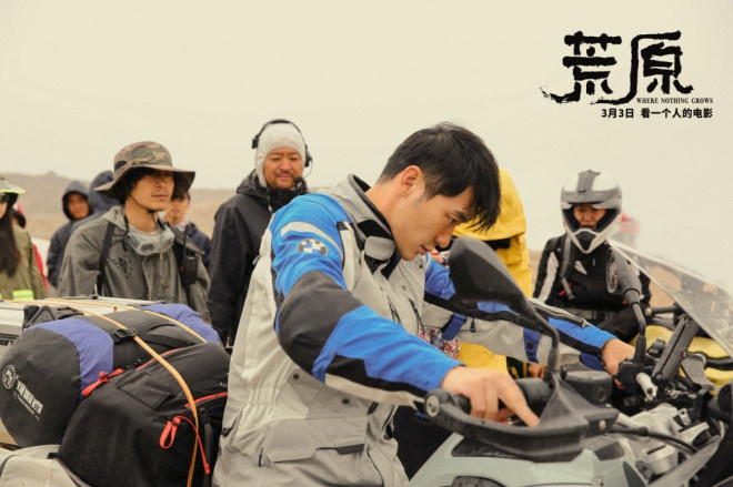 任素汐主演《荒原》曝制作特辑 揭秘“追光”幕后