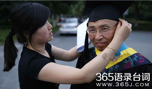 同学帮助73岁大学毕业生穿学士服 同学帮助73岁大学毕业生穿学士服
