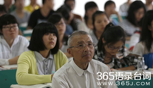 73岁大学毕业生在认真听课 73岁大学毕业生在认真听课