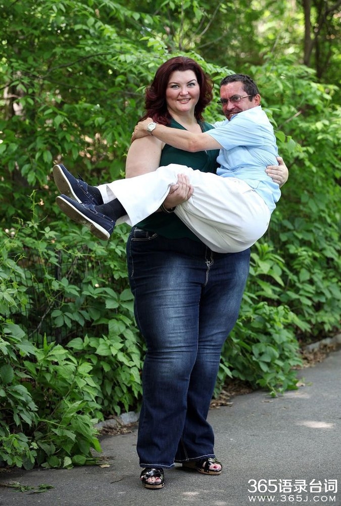 美1.9米大块头女模与男人合影赚钱 称未发生任何关系