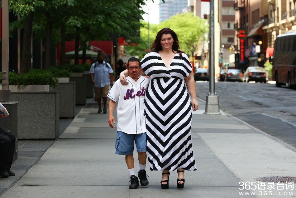 美1.9米大块头女模与男人合影赚钱 称未发生任何关系