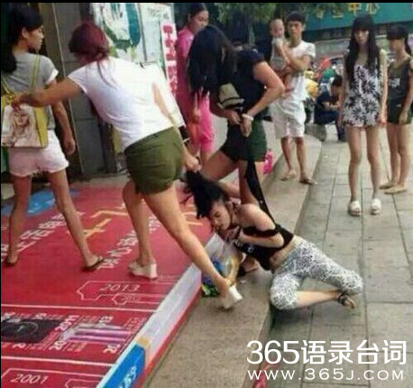 疑为小三的广西年轻女子被扒光群殴  头发被揪裸胸被揣(图)