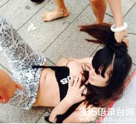 疑为小三的广西年轻女子被扒光群殴  头发被揪裸胸被揣(图)
